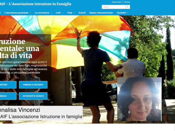 Famiglia in un bosco: genitori presenti e attenti