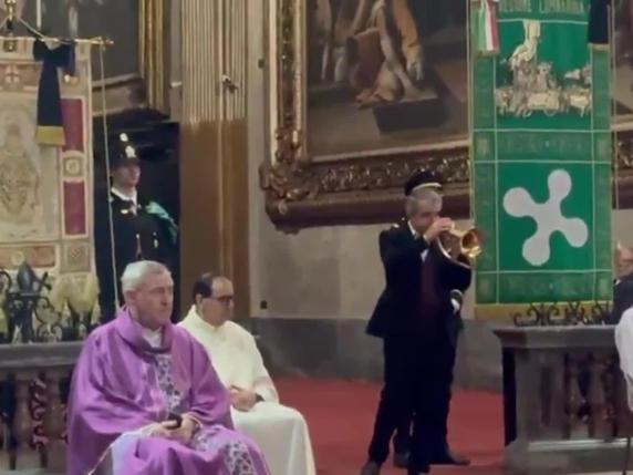 Paolo Fresu suona L’appuntamento durante i funerali