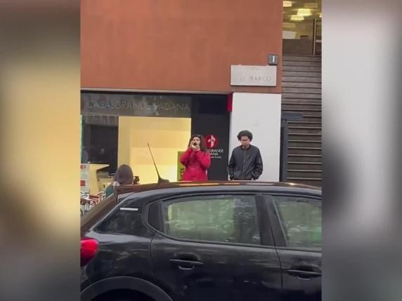 Ragazza suona tromba “Senza fine” sotto la pioggia in parco cittadino