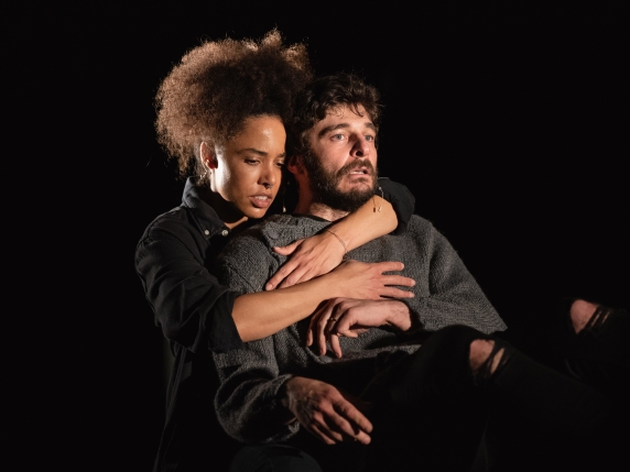 Lino Guanciale: il dolore per la madre e la sua opera “Napoleone. La morte di Dio” alle Fonderie Limone di Torino