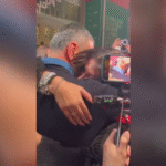 Decaro abbraccia la figlia Chiara dopo la vittoria