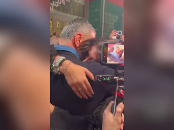 Decaro abbraccia la figlia Chiara dopo la vittoria