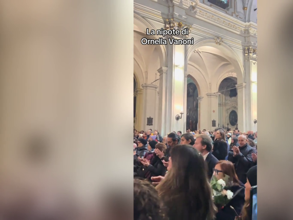 Camilla onora la nonna cantando “Senza fine” in un evento pubblico