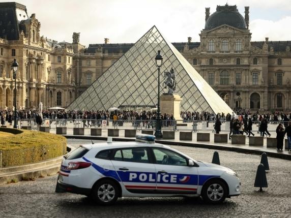 Furto di gioielli al Louvre: quarto rapinatore arrestato, oggetti di 88 milioni di euro ancora scomparsi