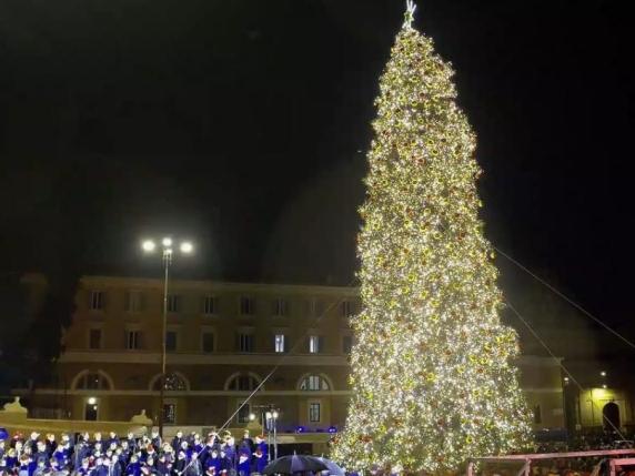 Roma presenta l’albero di Natale di 20 metri a Piazza del Popolo: 127.000 euro di costo