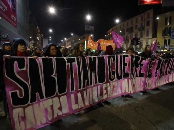 Milano: 10.000 persone partecipano al corteo “Non una di meno” contro la violenza sulle donne