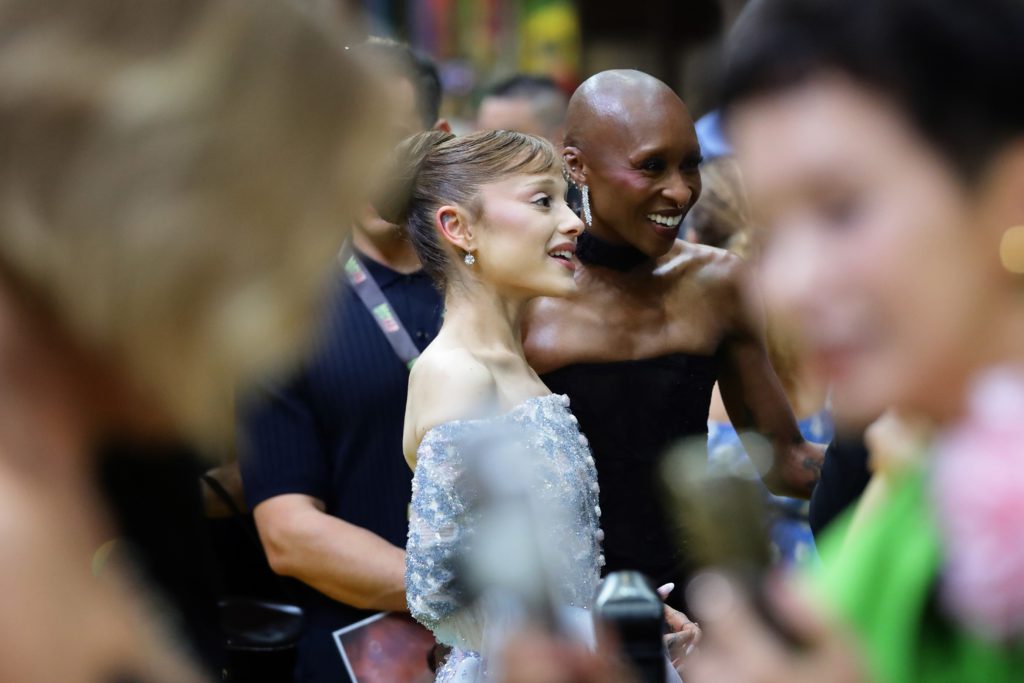 Deportato a Singapore l&#039;Australiano che ha tentato di toccare Ariana Grande al debutto di Wicked: Parte II