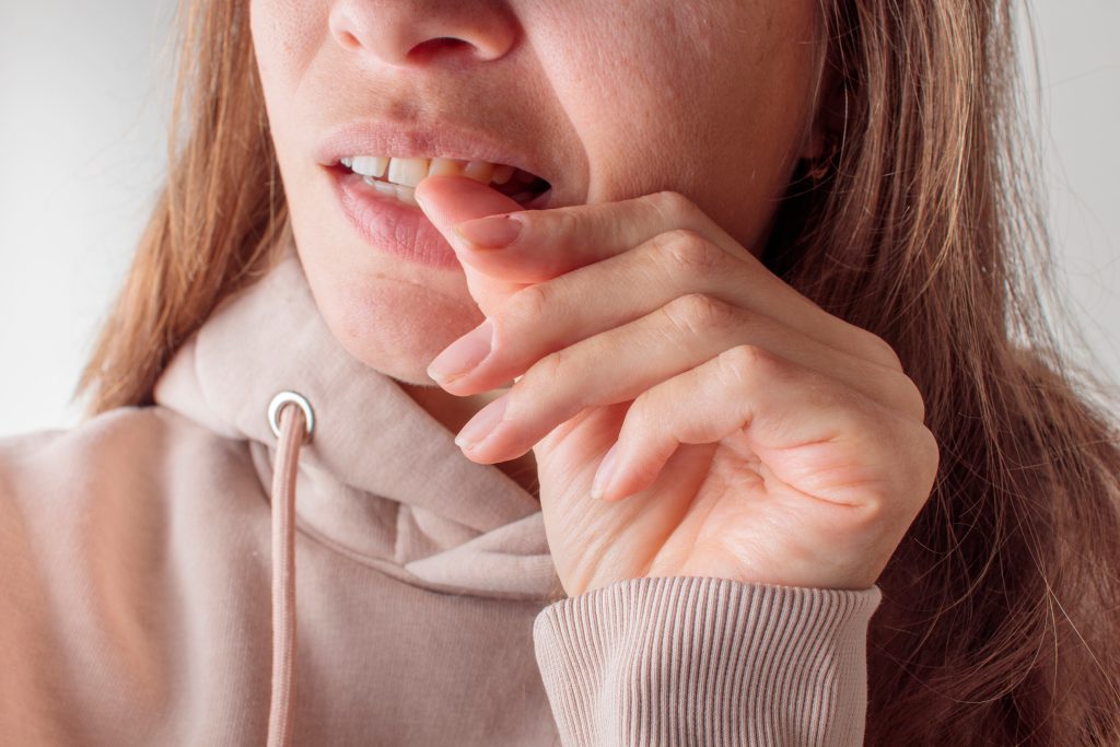 Perché molte persone si mordono le unghie: cause e statistiche