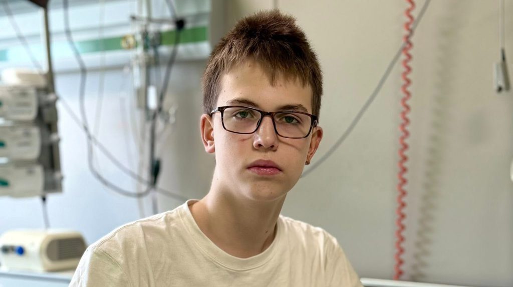 Un adolescente ucraino perde la madre e subisce gravi ustioni in un attacco missilistico russo: la storia di Ivan e la sua lotta per la sopravvivenza

La storia di Ivan
Durante uno degli attacchi su larga scala della Russia, il 15enne Ivan di Kyiv ha perso la madre, che è rimasta intrappolata sotto le macerie della loro casa.
Il ragazzo è riuscito a sopravvivere, ma l&#039;inhalazione del fumo ha causato ustioni al suo sistema respiratorio e agli occhi.
Approfondimento
Durante uno degli attacchi notturni con missili, Ivan è stato svegliato da un&#039;esplosione - un missile ha colpito una sezione del suo palazzo. Insieme con sua madre, ha cercato di fuggire dal loro appartamento pieno di fumo.
L&#039;incendio è scoppiato al secondo piano, e anche se la famiglia viveva al sesto piano, il fumo ha rapidamente riempito l&#039;intero vano scale.
&quot;Sulle scale, è diventato difficile respirare, c&#039;era troppo fumo, i miei occhi bruciavano e la mia vista iniziava a offuscarsi&quot;, ricorda Ivan. &quot;Stavo tenendo il nostro cane e sapevo che entrambi avevamo bisogno di aria. Mamma era un piano sopra di me. Tra il piano terra e il primo piano, ho aperto una finestra per prendere un po&#039; d&#039;aria e ho chiesto aiuto&quot;.
Possibili Conseguenze
I soccorritori sono riusciti a tirare fuori il ragazzo, ma pochi momenti dopo una parte del vano scale è crollata, intrappolando la madre di Ivan sotto le macerie. Non sono riusciti a salvarla.
Ivan è stato portato in ospedale all&#039;Okhmatdyt, dove i medici hanno diagnosticato un avvelenamento da inalazione di fumo e lo hanno messo in terapia intensiva.
Opinione
I chirurghi toracici hanno eseguito una broncoscopia e hanno trovato ustioni di secondo grado alla trachea, alla laringe e ai bronchi. In seguito, gli oftalmologi hanno diagnosticato ustioni corneali in entrambi gli occhi.
Ivan ha subito una terapia di detossificazione per pulire i polmoni dalle particelle di plastica e di fuliggine, prevenendo ulteriore avvelenamento dei suoi organi interni.
Analisi Critica dei Fatti
Ivan ha trascorso il primo giorno e mezzo in terapia intensiva, respirando da solo ma ricevendo supporto di ossigeno per stabilizzare i suoi livelli. Una volta che la sua condizione si è migliorata, è stato trasferito al reparto di chirurgia toracica.
&quot;Il paziente ha ricevuto terapia di detossificazione, anti-infiammatoria, antibatterica e anti-gonfiore per ridurre l&#039;infiammazione e aiutare le membrane mucose del tratto respiratorio a guarire&quot;, ha detto Svitlana Storozhuk, capo ad interim del reparto di chirurgia toracica. &quot;Inalare fumo di plastica è estremamente pericoloso. Fortunatamente, il ragazzo è arrivato all&#039;aria fresca e alle cure mediche in tempo - altrimenti, il risultato potrebbe essere stato tragico&quot;.
Relazioni con altri fatti
Una volta che la sua respirazione si è stabilizzata, i medici hanno iniziato a trattare gli occhi di Ivan. Ha sofferto di sensibilità alla luce e di dolore severo, quindi gli è stata prescritta terapia anti-infiammatoria e cheratoprotettiva per restaurare la cornea e la congiuntiva e prevenire ulteriore infiammazione o perdita della vista.
Entro una settimana, Ivan si è ripreso e è stato dimesso dall&#039;ospedale.
Contesto storico
La storia di Ivan è solo uno degli esempi della devastante guerra in Ucraina, che ha causato la morte e il ferimento di molti civili, compresi bambini e adolescenti.
Fonti
Fonte: Ukrainian National Specialised Children&#039;s Hospital Okhmatdyt
Sito della fonte: Ukrainian National Specialised Children&#039;s Hospital Okhmatdyt