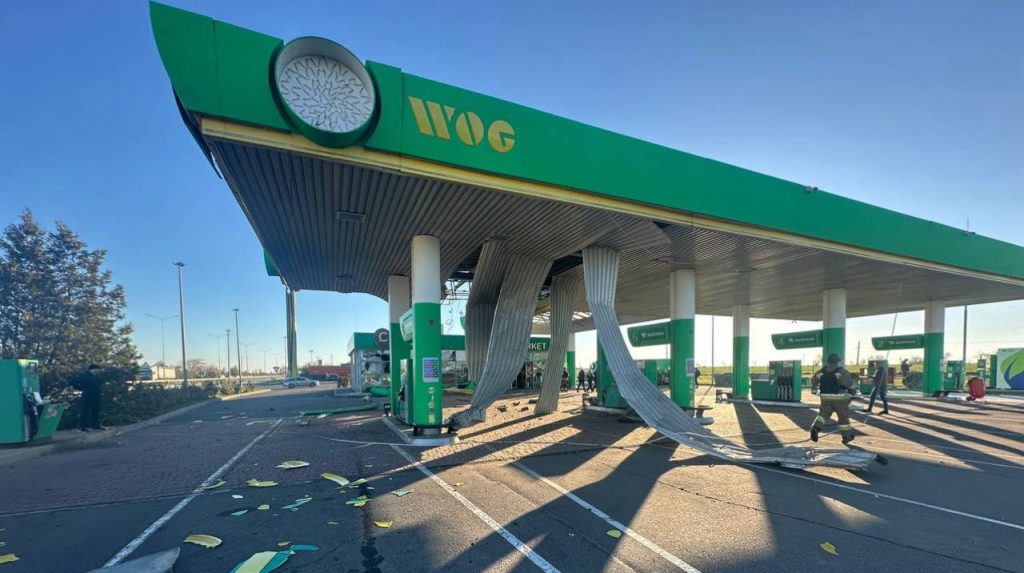 Attacco missilistico a Mykolaiv: 19 feriti e una vittima, la comunità internazionale chiamata a intervenire

Approfondimento
L&#039;attacco missilistico russo contro la città di Mykolaiv, avvenuto il 1 novembre, ha causato il ferimento di 19 persone, tra cui una bambina di nove anni, e la morte di una persona. L&#039;attacco è stato condotto utilizzando un missile Iskander-M dotato di testata a submunizioni.

Possibili Conseguenze
Questo attacco potrebbe avere gravi conseguenze per la popolazione civile di Mykolaiv e per la stabilità della regione. L&#039;aumento del numero dei feriti e la presenza di vittime civili, tra cui una bambina, sottolineano la necessità di una risposta internazionale per porre fine a questi attacchi.

Opinione
Non è possibile esprimere un&#039;opinione in merito a questo evento, in quanto si tratta di un fatto verificabile. Tuttavia, è importante sottolineare che gli attacchi contro la popolazione civile sono inaccettabili e violano il diritto internazionale.

Analisi Critica dei Fatti
L&#039;attacco missilistico a Mykolaiv è un esempio di come la violenza e la distruzione possano colpire la popolazione civile in modo indiscriminato. È fondamentale analizzare gli eventi e le loro conseguenze per comprendere appieno la situazione e trovare soluzioni per prevenire futuri attacchi.

Relazioni con altri fatti
Questo attacco fa parte di un più ampio contesto di conflitto nella regione, che ha già causato numerose vittime e feriti. È importante considerare la relazione tra questo evento e altri attacchi o sviluppi nella regione per comprendere meglio la situazione.

Contesto storico
Il conflitto nella regione ha una lunga storia e ha già causato numerose vittime e feriti. È importante considerare il contesto storico per comprendere meglio le cause e le conseguenze di questo attacco.

Fonti
La fonte di questo articolo è Vitalii Kim, capo dell&#039;amministrazione militare dell&#039;oblast di Mykolaiv, e Ukrainska Pravda. Per sostenere Ukrainska Pravda, è possibile visitare il loro sito su Patreon. Il sito della fonte rss è Ukrainska Pravda, e il link diretto dell&#039;articolo è https://www.pravda.com.ua/eng/news/2025/11/01/8005373/