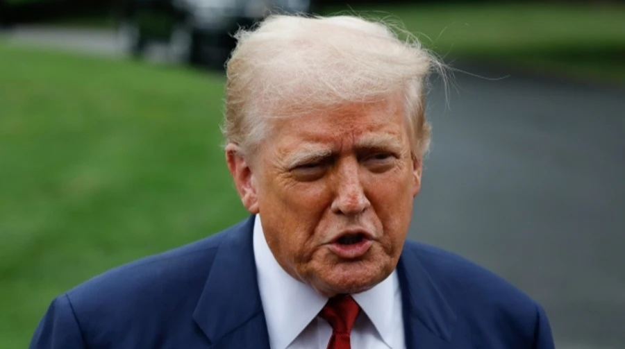 Trump nega coinvolgimento nell&#039;uso dei beni russi congelati come strumento di negoziazione per sostenere l&#039;Ucraina

Approfondimento
La questione dei beni russi congelati rappresenta un tema estremamente delicato e complesso, che coinvolge sia l&#039;Unione Europea (UE) che gli Stati Uniti. La decisione di utilizzare questi beni per sostenere l&#039;Ucraina potrebbe avere conseguenze significative per le relazioni internazionali e per la stabilità economica della regione. È fondamentale considerare le implicazioni legali, politiche ed economiche di tale decisione, nonché le possibili reazioni della Russia e di altri attori coinvolti.

Possibili Conseguenze
Se l&#039;UE decidesse di utilizzare i beni russi congelati per sostenere l&#039;Ucraina, ciò potrebbe portare a una escalation delle tensioni tra l&#039;UE e la Russia, con possibili conseguenze per le relazioni economiche e politiche tra i due blocchi. Inoltre, tale decisione potrebbe influenzare la situazione in Ucraina, sia in termini di stabilità politica che di ripresa economica. È importante valutare attentamente le possibili conseguenze di tale scelta e considerare alternative che potrebbero favorire una risoluzione pacifica e sostenibile del conflitto.

Opinione
In questo contesto, è difficile esprimere un&#039;opinione oggettiva, poiché le posizioni dei vari attori coinvolti sono complesse e multifacette. Tuttavia, è chiaro che la questione dei beni russi congelati è un tema importante e delicato, che richiede una attenta valutazione e una gestione oculata. È fondamentale che le decisioni prese siano basate su una approfondita analisi delle conseguenze potenziali e che si cerchi di trovare soluzioni che favoriscano la stabilità e la cooperazione internazionale.

Analisi Critica dei Fatti
La decisione di Trump di non coinvolgersi nella discussione sui beni russi congelati potrebbe essere vista come un tentativo di mantenere una posizione di neutralità nella questione. Tuttavia, è anche possibile che questa decisione sia motivata da altre considerazioni, come ad esempio la volontà di non compromettere le relazioni con la Russia. È importante analizzare criticamente le motivazioni e le azioni dei vari attori coinvolti, considerando sia gli aspetti politici che economici, per comprendere appieno la situazione e le possibili conseguenze delle decisioni prese.

Relazioni con altri fatti
La questione dei beni russi congelati è legata a una serie di altri eventi e decisioni, come ad esempio la guerra in Ucraina e le sanzioni economiche imposte alla Russia. È importante considerare questi fattori nel valutare la situazione e le possibili conseguenze delle decisioni prese. Inoltre, è fondamentale considerare le implicazioni più ampie di tale decisione, sia in termini di relazioni internazionali che di stabilità economica globale.

Contesto storico
La questione dei beni russi congelati è parte di un contesto storico più ampio, che include la fine della Guerra Fredda e la dissoluzione dell&#039;Unione Sovietica. È importante considerare questo contesto per comprendere le motivazioni e le azioni dei vari attori coinvolti. La storia delle relazioni tra l&#039;UE, la Russia e gli Stati Uniti è complessa e influenzata da una serie di fattori, tra cui gli interessi economici, le alleanze politiche e le dinamiche di potere.

Fonti
La fonte di questo articolo è Interfax-Ukraine, un&#039;agenzia di stampa ucraina. Per ulteriori informazioni, si consiglia di consultare anche altre fonti, come ad esempio Ukrainska Pravda, un quotidiano ucraino, e altre agenzie di stampa internazionali. È importante verificare le informazioni e considerare diverse prospettive per avere una comprensione completa e obiettiva della situazione. Il link diretto all&#039;articolo di Interfax-Ukraine è https://interfax.com.ua/news/general/1117487.html.