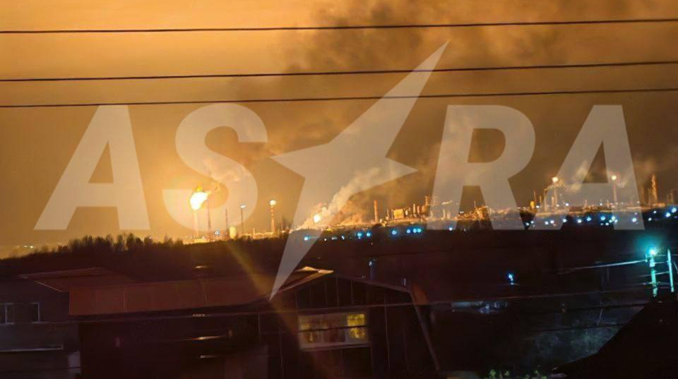 Attacco di droni a strutture petrolifere in Russia: incendio e possibili conseguenze sulla sicurezza energetica 

Approfondimento
Un&#039;analisi dettagliata delle immagini dell&#039;attacco ai depositi di petrolio a Kstovo, nell&#039;oblast&#039; di Nizhny Novgorod, ha rivelato che l&#039;incendio è scoppiato vicino al deposito di petrolio Lukoil e a una fabbrica petrochimica. Le foto scattate dal villaggio di Novolikeevo mostrano la luce brillante sulla città e l&#039;incendio che è scoppiato dopo l&#039;attacco.
La fabbrica petrochimica SIBUR-Kstovo produce etilene, propilene, benzene e diverse frazioni di idrocarburi, ma secondo i media ucraini, produce anche componenti utilizzati negli esplosivi. Ciò solleva interrogativi sulla sicurezza e sulla possibile utilizzazione di tali strutture per scopi militari.
Possibili Conseguenze
L&#039;attacco ai depositi di petrolio a Kstovo potrebbe avere conseguenze significative sulla sicurezza energetica della Russia. La raffineria di Nizhny Novgorod è uno dei principali fornitori di petrolio per la regione di Mosca, che rappresenta circa il 30% del consumo di petrolio del paese. La capacità di lavorazione del petrolio della raffineria è di circa 17 milioni di tonnellate all&#039;anno, e la fabbrica produce oltre 50 tipi di prodotti, tra cui carburanti per autotrazione, aviazione e diesel, nonché bitume e paraffina.
Opinione
Non è possibile fornire un&#039;opinione in quanto si tratta di un fatto verificabile. Tuttavia, è importante notare che l&#039;attacco ai depositi di petrolio può avere conseguenze significative sull&#039;economia e sulla sicurezza della Russia, e solleva interrogativi sulla capacità del paese di proteggere le sue infrastrutture strategiche.
Analisi Critica dei Fatti
L&#039;attacco ai depositi di petrolio a Kstovo è il secondo attacco di questo tipo nella regione di Nizhny Novgorod in pochi mesi. Ciò suggerisce che la regione potrebbe essere un obiettivo strategico per gli attacchi, e solleva interrogativi sulla capacità della Russia di proteggere le sue infrastrutture energetiche.
Relazioni con altri fatti
Il 28-29 gennaio, i droni operati dal Servizio di intelligence della difesa dell&#039;Ucraina hanno colpito un deposito di petrolio di proprietà del gigante petrolifero russo Lukoil a Kstovo, nell&#039;oblast&#039; di Nizhny Novgorod. Ciò suggerisce che la regione è un obiettivo strategico per gli attacchi, e solleva interrogativi sulla capacità della Russia di proteggere le sue infrastrutture energetiche.
Contesto storico
L&#039;attacco ai depositi di petrolio a Kstovo si inserisce nel contesto della guerra tra Russia e Ucraina, iniziata nel 2022. La guerra ha avuto conseguenze significative sull&#039;economia e sulla sicurezza della regione, e solleva interrogativi sulla capacità della Russia di proteggere le sue infrastrutture strategiche.
Fonti
La fonte di questo articolo è Astra e altri canali Telegram russi. Ulteriori informazioni possono essere trovate sul sito web di Ukrainska Pravda. La fonte originale dell&#039;articolo è il sito RSS, che ha pubblicato l&#039;articolo con il link diretto https://t.me/astrapress/96448.