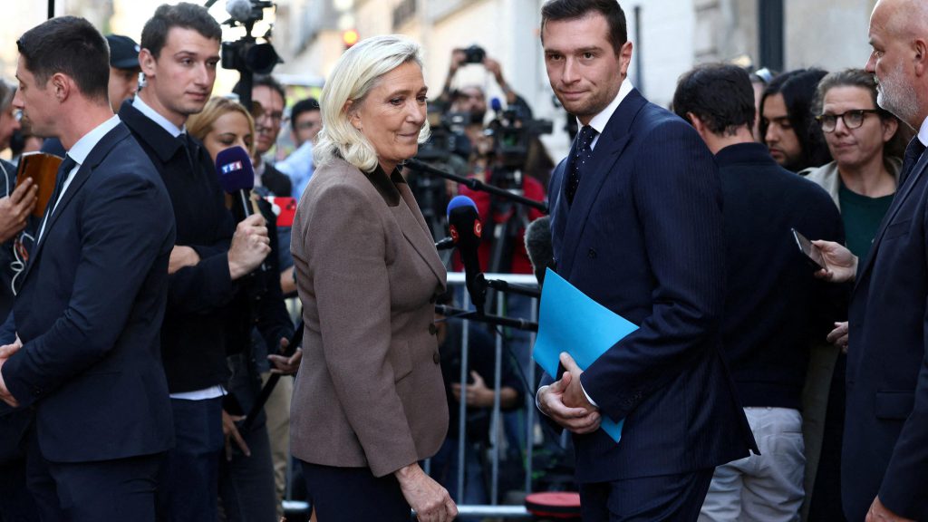 Il Partito di Marine Le Pen vota a favore di aumenti fiscali per 34 miliardi di euro in soli 24 ore: cosa significa per la politica economica francese