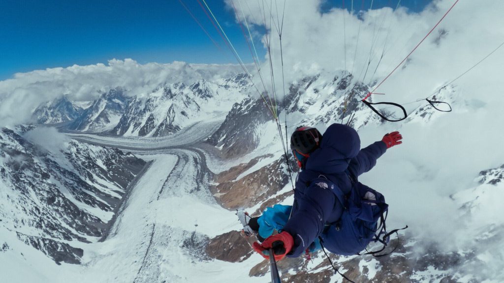 Benjamin Védrines vince un documentario sul suo record di velocità sul K2 e riceve una nuova categoria di premi dai Piolets de Oro