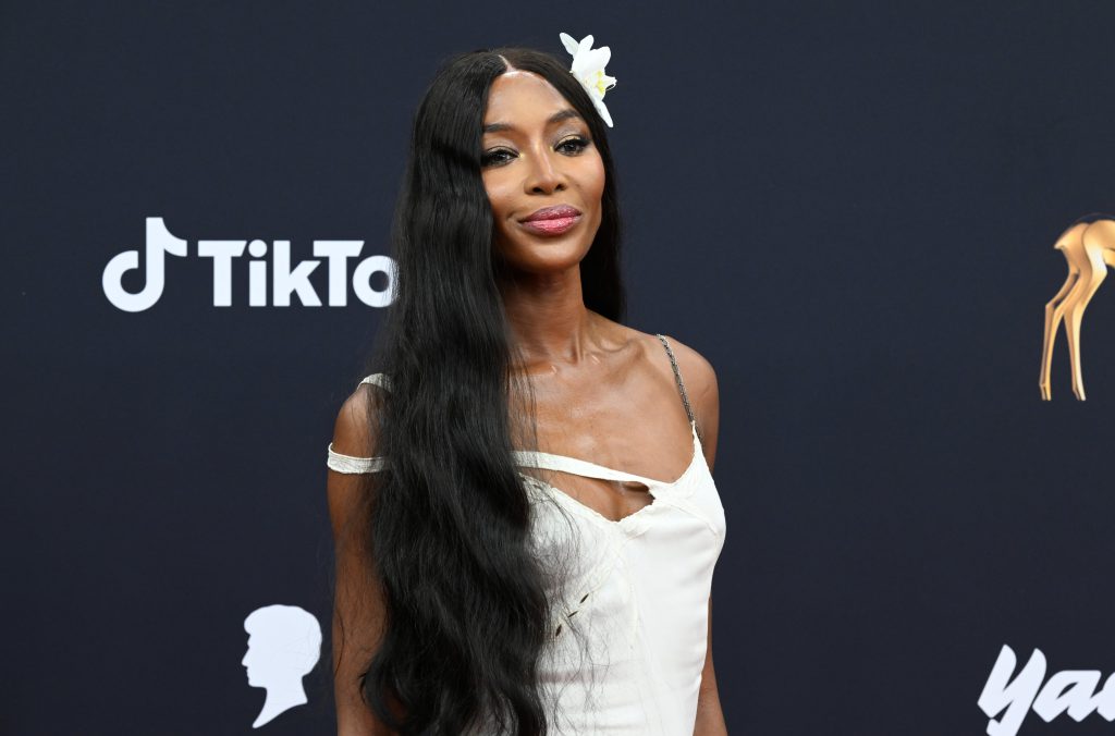 Naomi Campbell indossa di nuovo il vestito Galliano degli anni ’90 a Monaco