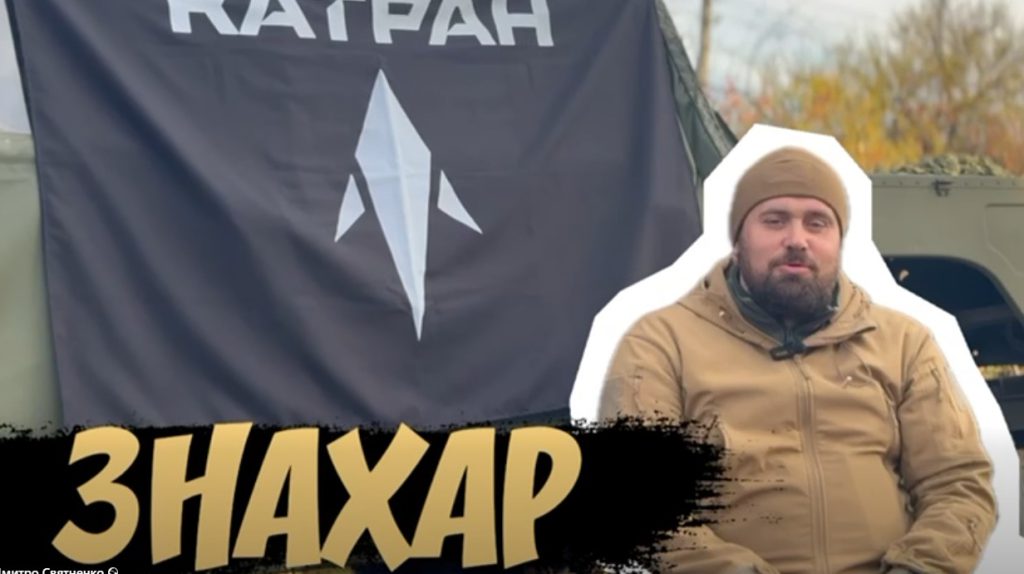 Giornalista ucraino annuncia la morte del fratello in un attacco di missile balistico russo durante una cerimonia militare

Approfondimento
Dmytro Sviatnenko, un giornalista del sito di notizie ucraino TSN, ha dichiarato che suo fratello Volodymyr, un pilota di droni di 43 anni, è stato ucciso il 1 novembre quando un missile balistico russo ha colpito il luogo in cui le truppe stavano ricevendo decorazioni. Volodymyr faceva parte del Battaglione Sistemi senza Pilota della 35ª Brigata di Marina.
Possibili Conseguenze
L&#039;attacco russo potrebbe avere gravi conseguenze per la sicurezza e la stabilità della regione. La perdita di vite umane e la distruzione di infrastrutture potrebbero avere un impatto significativo sulla popolazione locale e sulla capacità delle forze armate ucraine di difendersi.
Opinione
Sviatnenko ha espresso la sua rabbia e il suo dolore per la perdita del fratello, sottolineando che la sua morte è stata causata da un attacco russo che non ha rispettato le regole della guerra. La sua dichiarazione mette in evidenza la necessità di una maggiore attenzione alla sicurezza e alla protezione dei civili e dei militari in zone di conflitto.
Analisi Critica dei Fatti
L&#039;attacco russo del 1 novembre ha sollevato interrogativi sulla strategia militare russa e sulla sua volontà di rispettare le regole della guerra. La scelta di colpire un campo di parata dove erano presenti truppe e civili ha suscitato critiche e condanne da parte della comunità internazionale.
Relazioni con altri fatti
L&#039;attacco russo del 1 novembre è parte di un più ampio contesto di conflitto tra Russia e Ucraina. La situazione di instabilità e di violenza nella regione ha causato la morte di migliaia di persone e ha provocato un esodo di rifugiati.
Contesto storico
Il conflitto tra Russia e Ucraina ha radici storiche e politiche complesse. La crisi ha iniziato a svilupparsi nel 2014, quando la Russia ha annesso la Crimea e ha iniziato a sostenere i separatisti nella regione del Donbass.
Fonti
La fonte di questa notizia è Sviatnenko su Facebook e Ukrainska Pravda, sito di notizie ucraino.