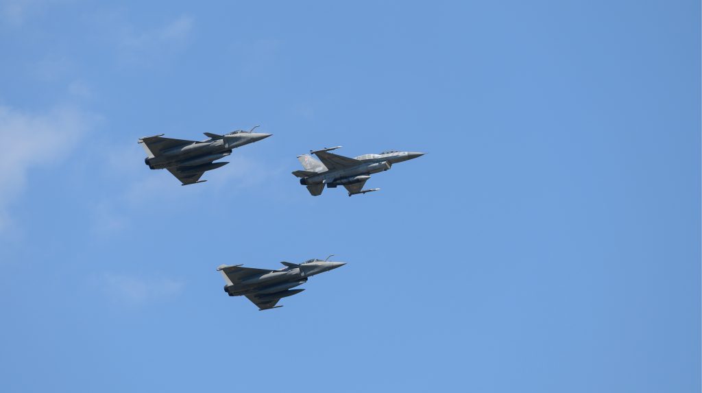 Francia e Ucraina: accordo per l’acquisto di 100 aerei da caccia Rafale