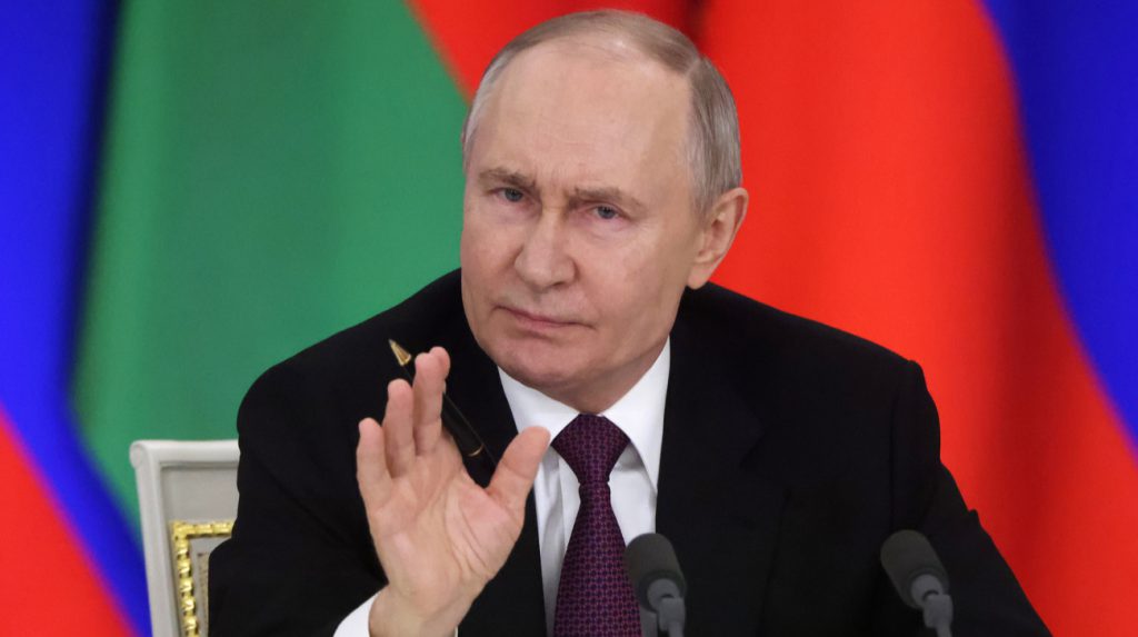 La rete di parenti di Putin: come il leader russo ha aiutato 24 familiari a ottenere posizioni di potere

## Approfondimento
L&#039;indagine condotta dall&#039;emittente russa Proekt ha rivelato che almeno 24 parenti del leader del Cremlino Vladimir Putin hanno ricevuto il suo aiuto per ottenere posizioni all&#039;interno del governo o di istituzioni affiliate allo stato. Questo caso di nepotismo all&#039;interno del governo russo è solo uno degli esempi di come la famiglia di Putin abbia beneficiato delle sue posizioni di potere.

## Possibili Conseguenze
Nel luglio 2021, i procuratori russi hanno etichettato Proekt come &quot;organizzazione indesiderabile&quot;, costringendola a chiudere. Il team ha lanciato Agentstvo nel settembre 2021 come nuova emittente per prevenire la persecuzione dei suoi autori e lettori in Russia. Questa mossa potrebbe avere conseguenze negative per la libertà di stampa in Russia e limitare la capacità di indagini investigative di portare alla luce casi di corruzione e nepotismo.

## Opinione
Il caporedattore di Proekt, Roman Badanin, ha dichiarato che dopo l&#039;invasione su larga scala della Russia in Ucraina, ulteriore autocensura &quot;non aveva più senso&quot;. Questa dichiarazione suggerisce che la redazione di Proekt è determinata a continuare le sue indagini e a portare alla luce la verità, nonostante le pressioni e le minacce del governo russo.

## Analisi Critica dei Fatti
L&#039;indagine di Proekt ha scoperto che le famiglie di tutte e quattro le amanti note di Putin - Lyudmila Putina-Ocheretnaya, Alina Kabaeva, Svetlana Krivonogikh e Alisa Kharchova - hanno tratto beneficio finanziario attraverso legami con istituzioni statali. I ruoli più alti, secondo l&#039;indagine, appartengono al ramo della famiglia di Putin legato al suo cugino Yevgeny Putin. I suoi parenti Anna Tsivileva, Sergei Tsivilev e Mikhail Putin occupano posizioni chiave nel governo russo e nella gigante energetica statale Gazprom.

## Relazioni con altri fatti
Questo caso di nepotismo all&#039;interno del governo russo è solo uno degli esempi di come la famiglia di Putin abbia beneficiato delle sue posizioni di potere. La Russia ha una lunga storia di nepotismo e corruzione, e questo caso non fa eccezione. Altri esempi di nepotismo e corruzione in Russia includono la nomina di parenti e amici di Putin a posizioni di potere in aziende statali e la concessione di contratti lucrativi a società legate alla famiglia di Putin.

## Contesto storico
La Russia ha una lunga storia di nepotismo e corruzione, che risale ai tempi dell&#039;Unione Sovietica. Dopo la caduta dell&#039;Unione Sovietica, la Russia ha cercato di costruire una democrazia e un&#039;economia di mercato, ma la corruzione e il nepotismo sono rimasti problemi persistenti. Il caso di nepotismo all&#039;interno del governo russo è solo uno degli esempi di come la famiglia di Putin abbia beneficiato delle sue posizioni di potere.

## Fonti
La fonte di questa informazione è [Agentstvo](https://www.agents.media/putin-pomog-ustroitsya-na-svyazannye-s-vlastyu-posty-24-rodstvennikam/), un&#039;emittente di media investigativa in lingua russa. L&#039;indagine è stata condotta da Proekt, un&#039;emittente di media investigativa in lingua russa fondata nel 2018 dal giornalista Roman Badanin.