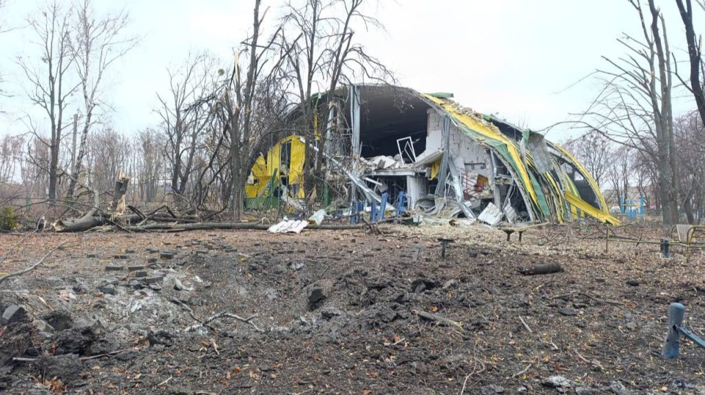 Attacco di drone russo in Ucraina: tre civili feriti e danni alle infrastrutture nella regione di Kharkiv

Introduzione
Un drone FPV lanciato dalle forze russe ha attaccato il villaggio di Pidlyman nella hromada di Borova, nell&#039;oblast di Kharkiv, causando gravi ferite a tre civili e danni alle infrastrutture.

Dettagli dell&#039;attacco
Secondo le informazioni disponibili, l&#039;attacco è avvenuto intorno alle 13:00 e ha coinvolto un&#039;auto civile, sulla quale sono stati lanciati ordigni esplosivi. Tre civili, un anziano coppia e loro figlio, hanno riportato gravi ferite e sono stati portati in ospedale. La condizione della donna è particolarmente grave e i medici stanno lottando per salvare la vita di tutti i feriti.

Altri sviluppi
È stato anche segnalato che intorno alle 14:30, aerei russi hanno lanciato un attacco aereo sulla città di Borova. Sono stati registrati tre colpi di bombe aeree guidate nella parte centrale della città. I risultati dell&#039;attacco sono in corso di conferma.

Approfondimento
L&#039;attacco di drone russo in Ucraina è un esempio della violenza e della distruzione che sta colpendo il paese. Gli attacchi aerei e di artiglieria stanno causando gravi danni alle infrastrutture e alle vite dei civili.

Possibili Conseguenze
Le conseguenze di questo attacco potrebbero essere gravi, sia per la popolazione locale che per la stabilità della regione. Gli attacchi aerei e di artiglieria possono causare gravi danni alle infrastrutture e alle vite dei civili, e possono anche portare a una escalation della violenza nella regione.

Opinione
Non è possibile esprimere un&#039;opinione su questo evento senza considerare il contesto più ampio della situazione in Ucraina. Tuttavia, è chiaro che gli attacchi aerei e di artiglieria stanno causando gravi danni alle infrastrutture e alle vite dei civili, e che è necessario trovare una soluzione pacifica e duratura per porre fine alla violenza nella regione.

Analisi Critica dei Fatti
L&#039;analisi critica dei fatti rivela che l&#039;attacco di drone russo in Ucraina è un esempio della violenza e della distruzione che sta colpendo il paese. Gli attacchi aerei e di artiglieria stanno causando gravi danni alle infrastrutture e alle vite dei civili, e possono anche portare a una escalation della violenza nella regione.

Relazioni con altri fatti
L&#039;attacco di drone russo in Ucraina è collegato ad altri eventi nella regione, come gli attacchi aerei e di artiglieria contro le città ucraine. Questi eventi stanno causando gravi danni alle infrastrutture e alle vite dei civili, e possono anche portare a una escalation della violenza nella regione.

Contesto storico
L&#039;attacco di drone russo in Ucraina si inserisce nel contesto storico della crisi ucraina, che ha inizio nel 2014. La crisi ha portato a una serie di eventi violenti e di conflitti nella regione, e ha causato gravi danni alle infrastrutture e alle vite dei civili.

Fonti
La fonte di queste informazioni è Ukrainska Pravda, un sito di notizie ucraino. Il sito può essere trovato al seguente link: https://www.pravda.com.ua/. L&#039;articolo originale può essere trovato al seguente link: https://t.me/borova_gromada/9831