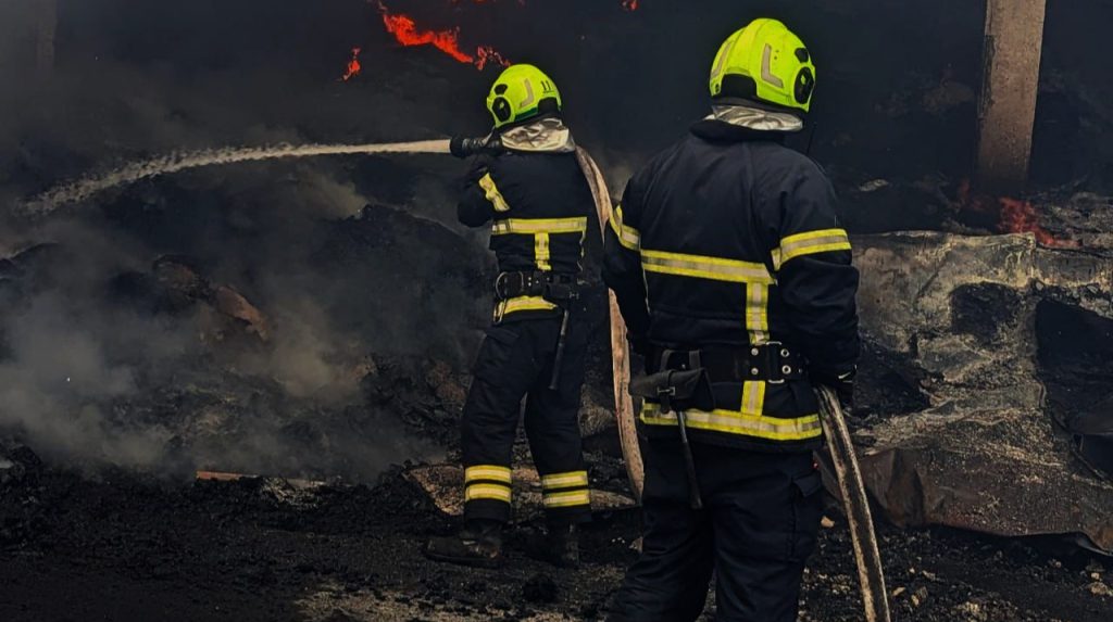 Attacco missilistico russo a Dnipro: un ferito e danni a struttura industriale, tensioni persistono nel conflitto Ucraina-Russia

Approfondimento
L&#039;attacco a Dnipro rappresenta l&#039;ultimo episodio di una lunga serie di azioni militari condotte dai russi contro l&#039;Ucraina, con una situazione che rimane estremamente tesa e scontri che continuano a causare vittime e danni. La città di Dnipro, situata nel centro dell&#039;Ucraina, è stata colpita da missili russi, provocando il ferimento di una persona e danni a una struttura industriale.

Possibili Conseguenze
Le conseguenze di questo attacco potrebbero essere gravi, sia in termini di danni materiali che di perdite umane. La comunità internazionale è invitata a seguire da vicino la situazione e a prendere misure per aiutare l&#039;Ucraina a difendersi contro gli attacchi russi. La destabilizzazione della regione potrebbe avere ripercussioni a livello globale, influenzando la sicurezza energetica e la stabilità economica.

Opinione
È fondamentale considerare la complessità della situazione in Ucraina e ascoltare le voci di entrambe le parti in conflitto per comprendere appieno le motivazioni e gli obiettivi di ciascuna. La risoluzione del conflitto richiederà un impegno diplomatico significativo e la volontà di trovare una soluzione pacifica che tenga conto delle esigenze e delle preoccupazioni di tutte le parti coinvolte.

Analisi Critica dei Fatti
I fatti riportati sono basati su informazioni disponibili pubblicamente e devono essere verificati ulteriormente. È importante considerare le fonti e la loro attendibilità per avere una visione completa della situazione. La verifica delle informazioni e la valutazione critica delle fonti sono essenziali per comprendere la realtà del conflitto e per evitare la diffusione di notizie false o fuorvianti.

Relazioni con altri fatti
L&#039;attacco a Dnipro è parte di un più ampio contesto di conflitto tra Russia e Ucraina, che ha una lunga storia e risale a molti anni fa. La situazione attuale è il risultato di una serie di eventi e azioni che hanno portato a un aumento delle tensioni tra i due paesi. La comprensione di questo contesto è essenziale per analizzare la situazione attuale e per identificare possibili soluzioni al conflitto.

Contesto storico
Il conflitto tra Russia e Ucraina ha una lunga storia, con radici che risalgono alla dissoluzione dell&#039;Unione Sovietica. La situazione attuale è il risultato di una serie di eventi e azioni che hanno portato a un aumento delle tensioni tra i due paesi, tra cui l&#039;annessione della Crimea da parte della Russia nel 2014 e il sostegno russo ai separatisti nel Donbas.

Fonti
La fonte di questo articolo è Ukrainska Pravda, un sito di notizie ucraino. Per saperne di più, si può visitare il loro sito web all&#039;indirizzo https://www.pravda.com.ua/ o sostenere il loro lavoro su Patreon all&#039;indirizzo https://www.patreon.com/pravdaua. La fonte originale dell&#039;articolo è disponibile su https://www.facebook.com/nbankr/posts/pfbid0cXacPiygaNKjuqBjS8mWSdzPsydVjrPQUHZ1N5XSYTr8BH2cSMzKJ3SLWtBsMBdLl.