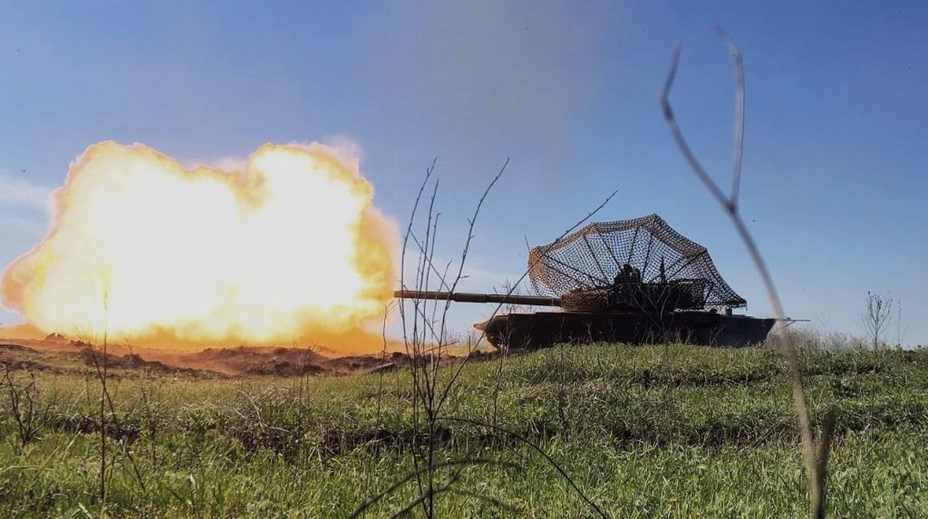 Conflitti in Ucraina: 154 scontri in un giorno, con 52 attacchi russi respinti sul fronte di Pokrovsk

Approfondimento
La situazione sul fronte di Pokrovsk rimane critica, con continui scontri tra le forze ucraine e russe. Le forze ucraine hanno respinto numerosi assalti russi, ma la situazione rimane instabile e preoccupante per la popolazione civile.

Possibili Conseguenze
La continuazione dei conflitti sul fronte di Pokrovsk potrebbe avere gravi conseguenze per la popolazione civile e per la stabilità della regione. È fondamentale che le parti in conflitto trovino una soluzione pacifica per porre fine alle ostilità e garantire la sicurezza della popolazione.

Opinione
La comunità internazionale dovrebbe continuare a sostenere l&#039;Ucraina nella sua lotta per la difesa del suo territorio e della sua sovranità. È importante che le parti in conflitto trovino una soluzione pacifica e che la comunità internazionale faccia tutto il possibile per aiutare a raggiungere questo obiettivo, garantendo la protezione dei diritti umani e della dignità della popolazione.

Analisi Critica dei Fatti
La situazione sul fronte di Pokrovsk è complessa e richiede un&#039;analisi approfondita. È importante considerare tutti i fattori coinvolti, valutare le possibili conseguenze delle azioni delle parti in conflitto e analizzare le strategie militari e politiche adottate dalle parti in conflitto.

Relazioni con altri fatti
La situazione sul fronte di Pokrovsk è legata a altri eventi e conflitti nella regione. È importante considerare le relazioni tra questi eventi e valutare le possibili conseguenze per la stabilità della regione, tenendo conto delle dinamiche geopolitiche e delle relazioni internazionali.

Contesto storico
La situazione sul fronte di Pokrovsk è influenzata dal contesto storico della regione. È importante considerare la storia della regione, le relazioni tra le parti in conflitto e le dinamiche politiche e sociali che hanno portato alla situazione attuale, per comprendere appieno la complessità del conflitto.

Fonti
La fonte di queste informazioni è il personale generale delle Forze Armate dell&#039;Ucraina, che ha pubblicato un aggiornamento sul suo profilo Facebook. Altre fonti includono Ukrainska Pravda e altre agenzie di stampa ucraine. Il sito della fonte rss è GeneralStaff.ua.