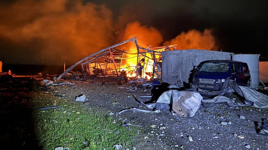 Attacco russo all&#039;Ucraina: droni colpiscono strutture energetiche nell&#039;Oblast di Odesa

Approfondimento
Gli attacchi contro le strutture di energia in Ucraina sono una strategia utilizzata dalla Russia per indebolire il paese e creare problemi umanitari. Questi attacchi possono avere gravi conseguenze per la popolazione civile, in particolare durante i mesi invernali.

Possibili Conseguenze
Gli attacchi contro le strutture di energia possono portare a black-out, interruzioni dei servizi essenziali e difficoltà per la popolazione civile. Inoltre, possono anche avere un impatto negativo sull&#039;economia del paese.

Opinione
È importante che la comunità internazionale condanni questi attacchi e si mobiliti per aiutare l&#039;Ucraina a riparare e ricostruire le sue strutture di energia.

Analisi Critica dei Fatti
È fondamentale analizzare gli attacchi contro le strutture di energia in Ucraina nel contesto più ampio del conflitto tra Russia e Ucraina. È importante considerare le motivazioni e le strategie utilizzate dalla Russia e valutare le possibili conseguenze per la popolazione civile e l&#039;economia del paese.

Relazioni con altri fatti
Gli attacchi contro le strutture di energia in Ucraina sono collegati ad altri eventi e sviluppi nel conflitto tra Russia e Ucraina, come gli attacchi contro le città e le infrastrutture civili.

Utilità pratica
È importante che la popolazione civile in Ucraina sia informata sugli attacchi contro le strutture di energia e sulle possibili conseguenze. Inoltre, è fondamentale che le autorità ucraine e internazionali si mobilitino per aiutare la popolazione civile e riparare le strutture di energia.

Contesto storico
Il conflitto tra Russia e Ucraina ha una lunga storia e gli attacchi contro le strutture di energia sono solo uno degli aspetti di questo conflitto. È importante considerare il contesto storico e le motivazioni dei due paesi per comprendere appieno la situazione.

Fonti
La fonte di questo articolo è Ukrainska Pravda. Per saperne di più, si può visitare il sito web di Ukrainska Pravda.