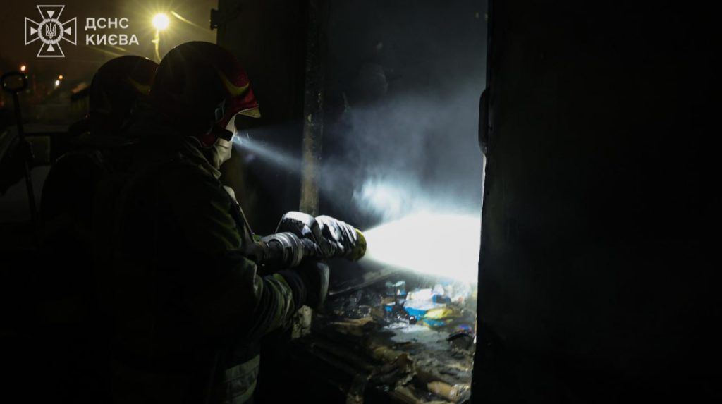 Attacco Notturno a Kyiv: Il Servizio di Emergenza di Stato Riferisce Danneggiamenti e Incendi