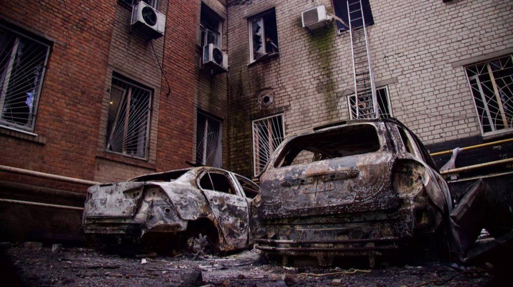 Droni russi attaccano Dnipro di notte: due feriti e incendi