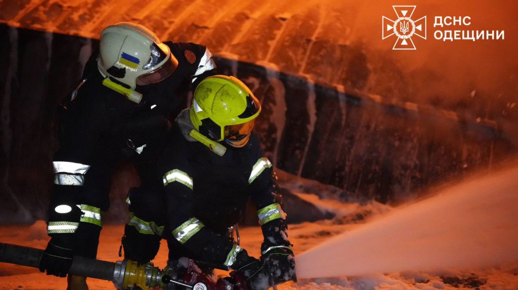 Attacco a Odesa: sei feriti, due bambini, incendi in infrastrutture energetiche e portuali