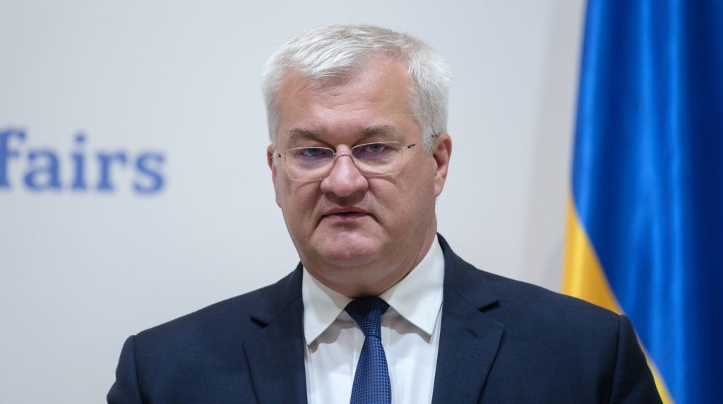 Cittadini di 36 paesi africani coinvolti nell&#039;invasione russa dell&#039;Ucraina: un destino cupo per i mercenari

Introduzione
Almeno 1.436 cittadini di 36 paesi africani sono stati identificati come partecipanti all&#039;invasione russa dell&#039;Ucraina.

Approfondimento
La Russia recluta nazionali di paesi africani utilizzando una varietà di metodi, tra cui l&#039;offerta di denaro o l&#039;inganno, e li invia direttamente in combattimento, dove vengono uccisi rapidamente.

Possibili Conseguenze
I cittadini stranieri che servono nelle forze russe affrontano un destino cupo, con la maggior parte inviata direttamente in cosiddetti &quot;assalti di carne&quot; dove vengono uccisi rapidamente, e solo pochi sopravvivono più di un mese.

Opinione
Secondo Andrii Sybiha, Ministro degli Affari Esteri dell&#039;Ucraina, i governi africani dovrebbero emettere dichiarazioni pubbliche che avvertono i loro cittadini contro la partecipazione all&#039;esercito di invasione russo.

Analisi Critica dei Fatti
La Russia tenta di reclutare persone da altri paesi, non solo nazionali di paesi africani, e i governi di tutto il mondo dovrebbero impegnarsi a interrompere gli schemi di reclutamento russi e a informare i loro cittadini che tale attività è illegale.

Relazioni con altri fatti
La guerra tra Russia e Ucraina è in corso dal 2014 e ha causato migliaia di morti e feriti, e la comunità internazionale ha condannato l&#039;invasione russa e ha imposto sanzioni economiche alla Russia.

Utilità pratica
È importante che i governi di tutto il mondo si impegnino a interrompere gli schemi di reclutamento russi e a informare i loro cittadini che tale attività è illegale, e che i cittadini stranieri che servono nelle forze russe abbiano la possibilità di disertare e arrendersi per evitare un destino cupo.

Contesto storico
La guerra tra Russia e Ucraina è in corso dal 2014 e ha causato migliaia di morti e feriti, e la comunità internazionale ha condannato l&#039;invasione russa e ha imposto sanzioni economiche alla Russia.

Fonti
La fonte di questa informazione è Ukrainska Pravda, un&#039;organizzazione di giornalismo indipendente ucraina, e la dichiarazione originale di Andrii Sybiha può essere letta sul sito web di X (Twitter) all&#039;indirizzo https://x.com/andrii_sybiha/status/1986766466146775425. La fonte rss è Ukrainska Pravda, https://www.patreon.com/pravdaua.