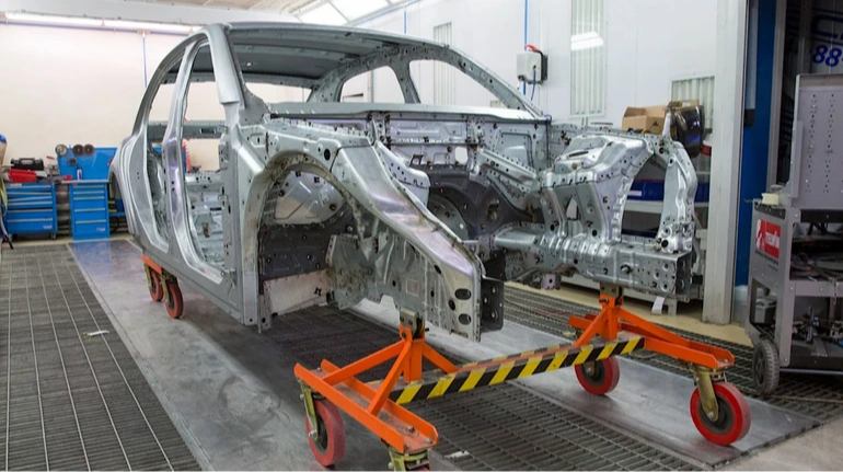 Crisi dell&#039;industria automobilistica russa: produzione ai minimi storici e prospettive incerte per il futuro