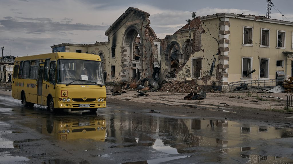 Circa 5.000 persone rimangono intrappolate a Kostiantynivka, nella regione di Donetsk, mentre le autorità locali cercano di evacuare la popolazione nonostante la logistica complicata e gli attacchi costanti, secondo quanto riferito da Ukrinform, che cita Dmytro Petlin, rappresentante dell&#039;Amministrazione Militare dell&#039;Oblast di Donetsk, disponibile all&#039;indirizzo https://www.ukrinform.net.