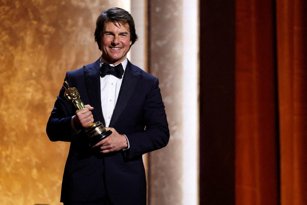 Tom Cruise riceve il suo primo Oscar dopo quasi 45 anni di carriera.