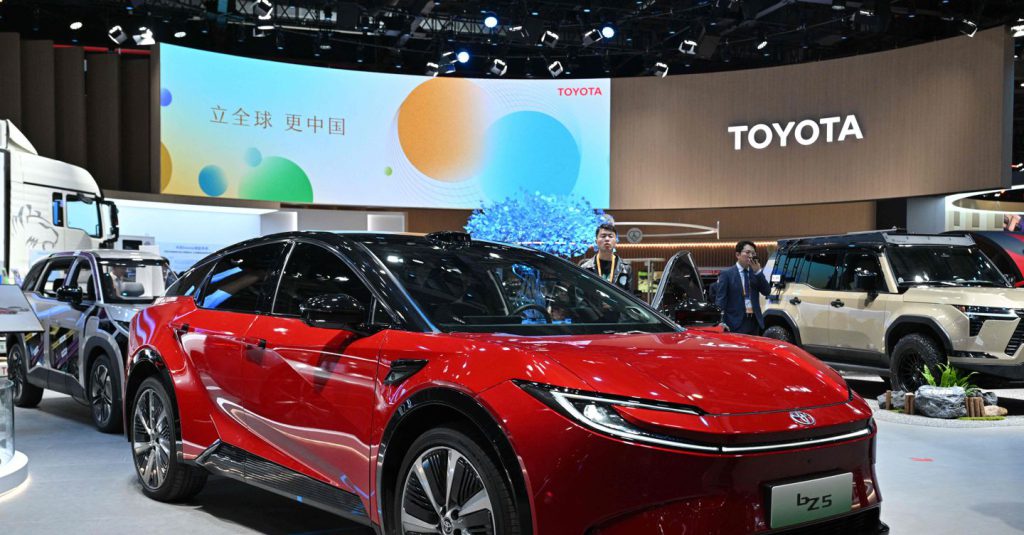 Toyota resiste all&#039;impatto dei dazi Usa e riviste al rialzo le stime per il 2025-2026