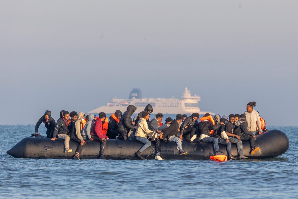 Starmer sotto pressione: i deputati laboristi si oppongono alla sua politica migratoria