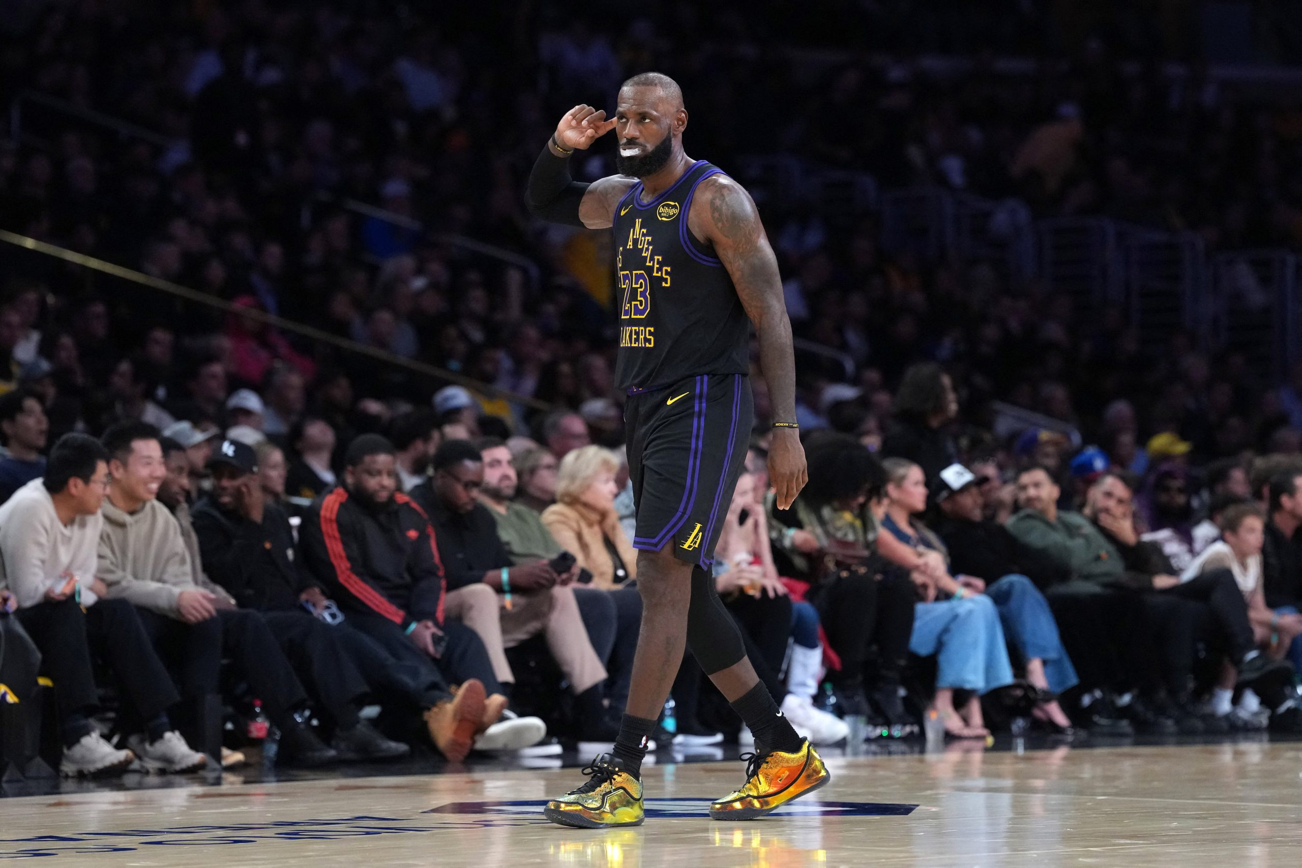 LeBron James inizia la 23ª stagione con 11 punti, 12 assist e vittoria per i Lakers