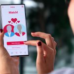 Relazioni sintetiche nell'era dell'intelligenza artificiale: il libro di Davide Bennato esplora il futuro del sesso, delle relazioni e dell'intimità