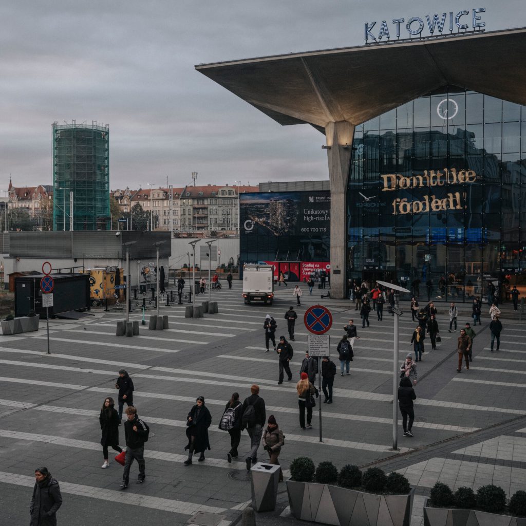 Declino delle Alleanze Internazionali: Come la Polonia e altri Paesi Europei Rischianno di Perdere i Benefici della Cooperazione Globale