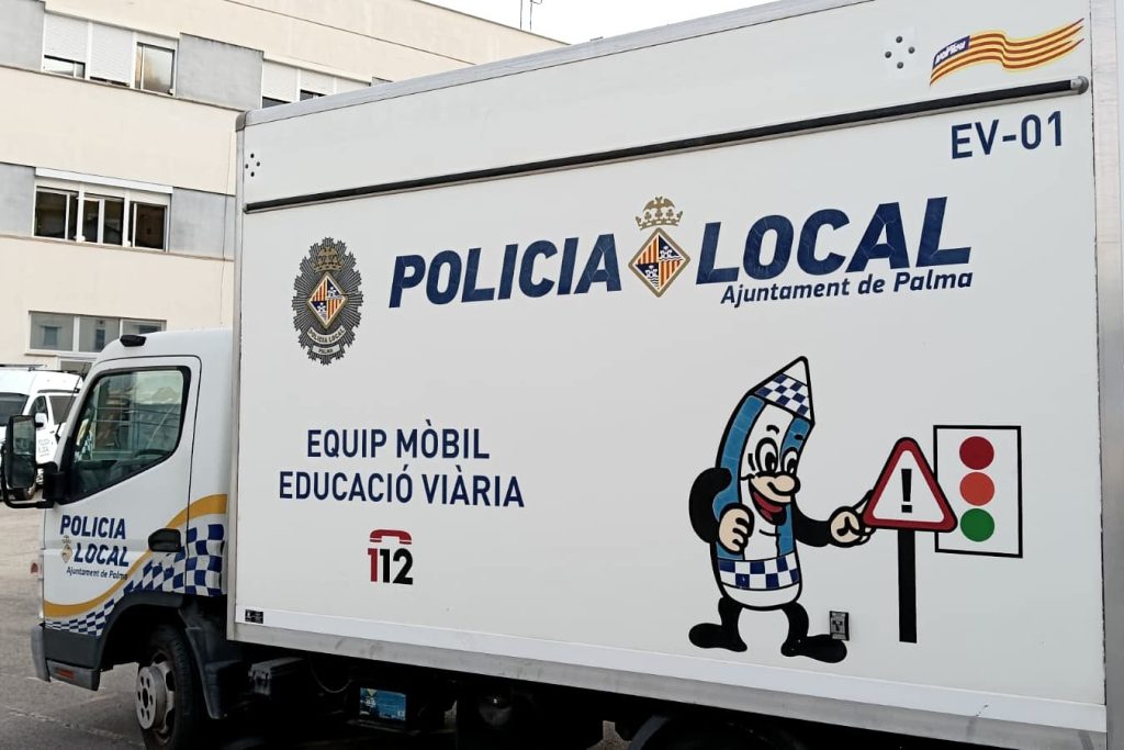 Polizia di Palma restituisce a madre un bambino di otto anni portato a scuola in giorno non di lezioni