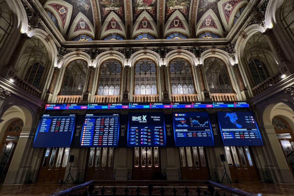 Ibex scende oltre l&#039;1,5% e perde 16.000 punti: investitori in attesa di dati US e aspettative Fed