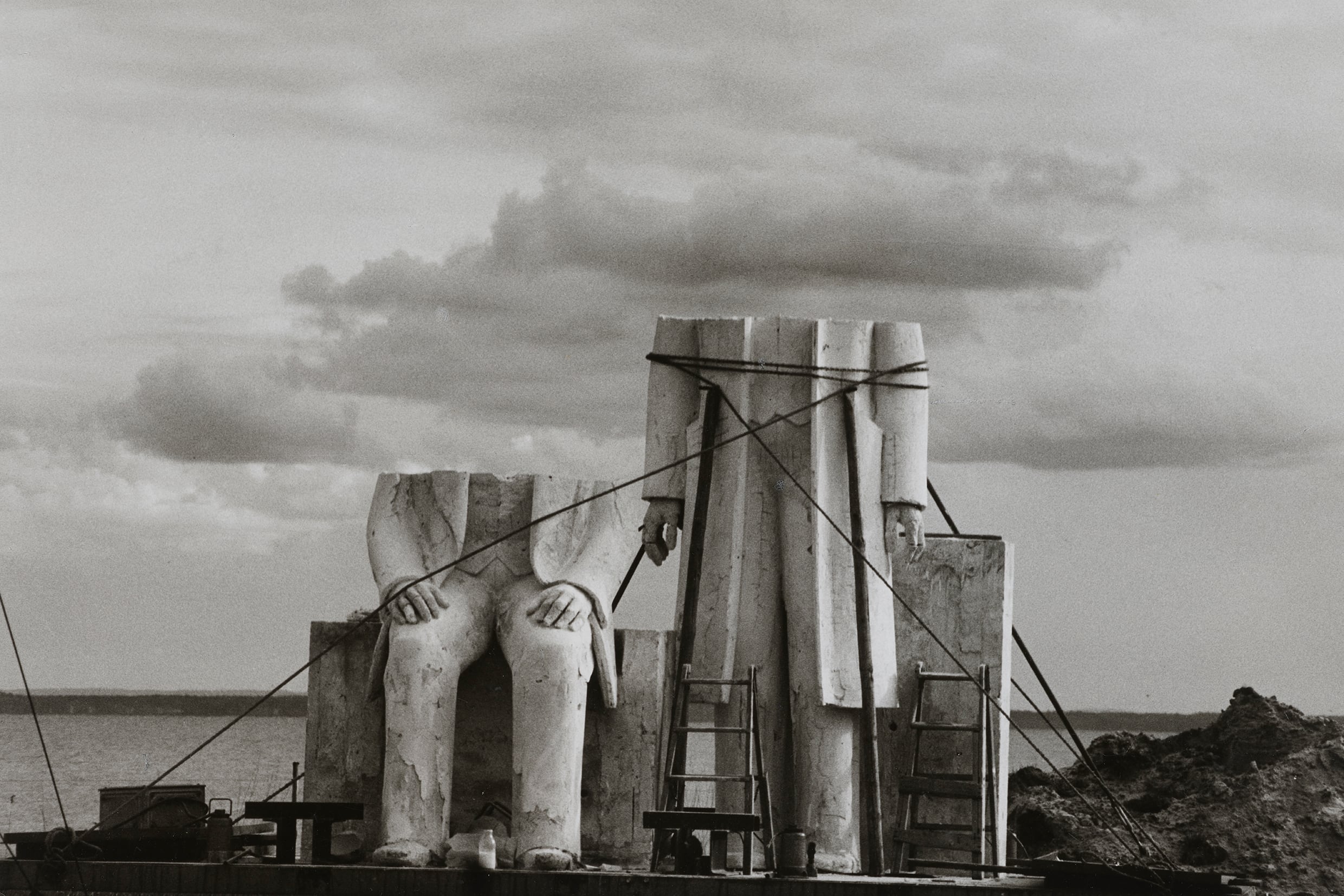 Fotografia di Sibylle Bergemann: la statua di Friedrich Engels sospesa a Berlino durante l'installazione del Marx‑Engels Forum