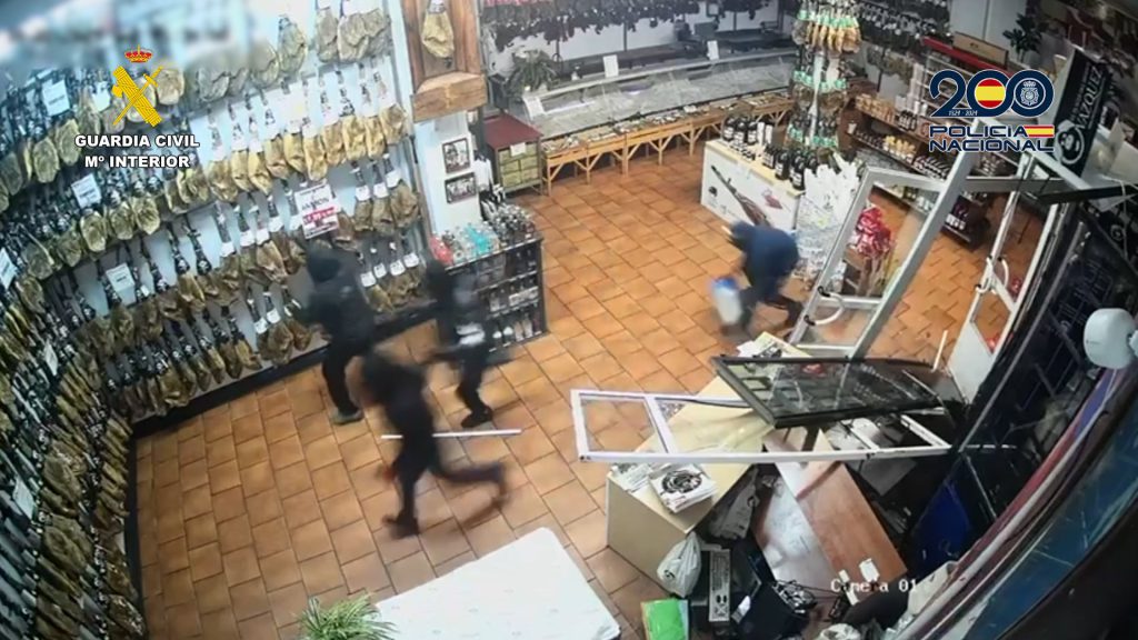 Crimine a Siviglia: banda distrugge vetrine per rubare slot machine e biciclette di lusso