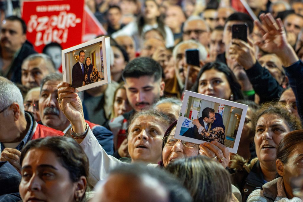 Ekrem Imamoglu, principale rivale di Erdogan, condannato a 2.352 anni di carcere per corruzione