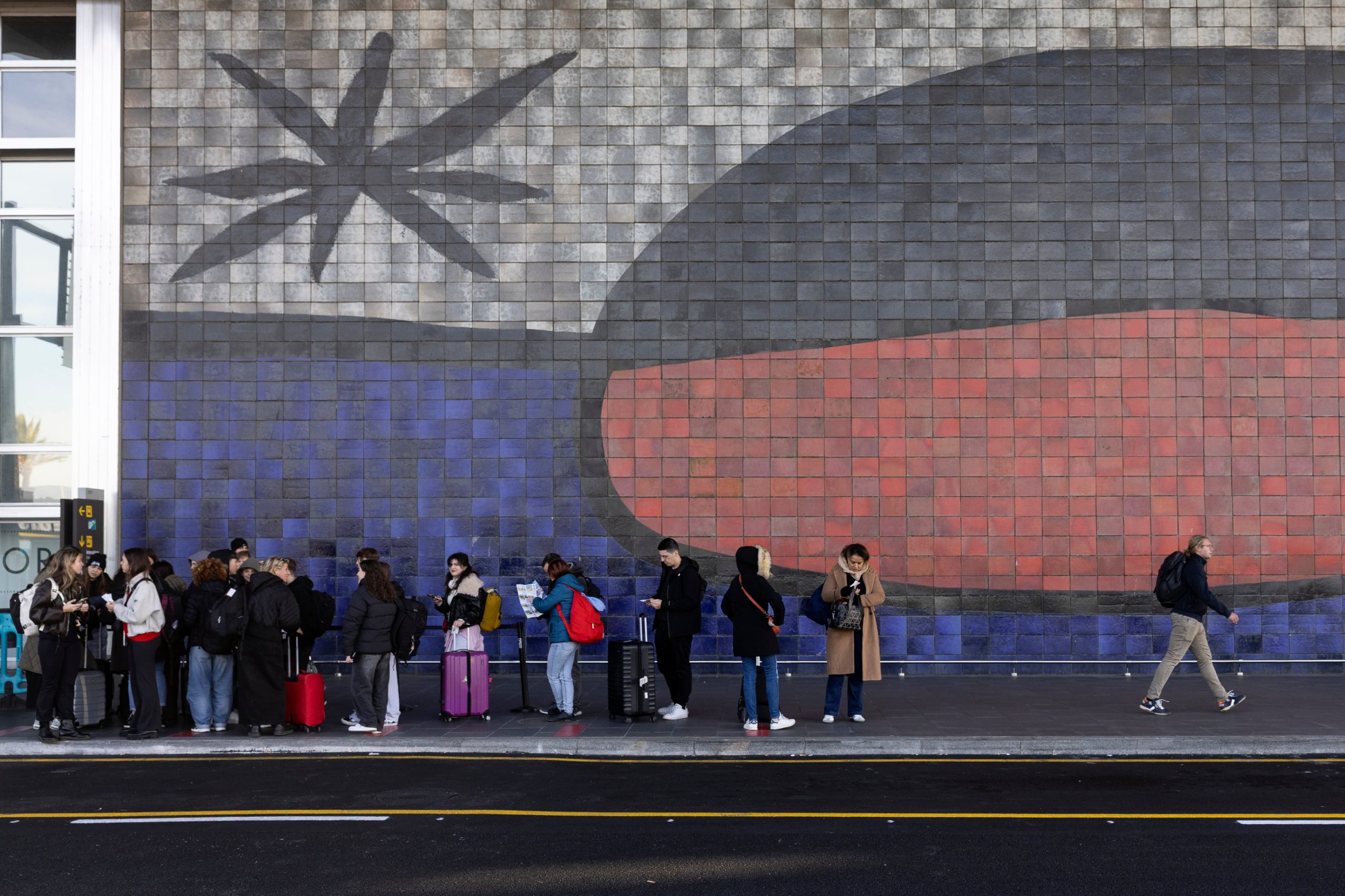 Miró: il murale dell'aeroporto di Barcellona in pericolo per escrementi e umidità, la cultura intende proteggerlo