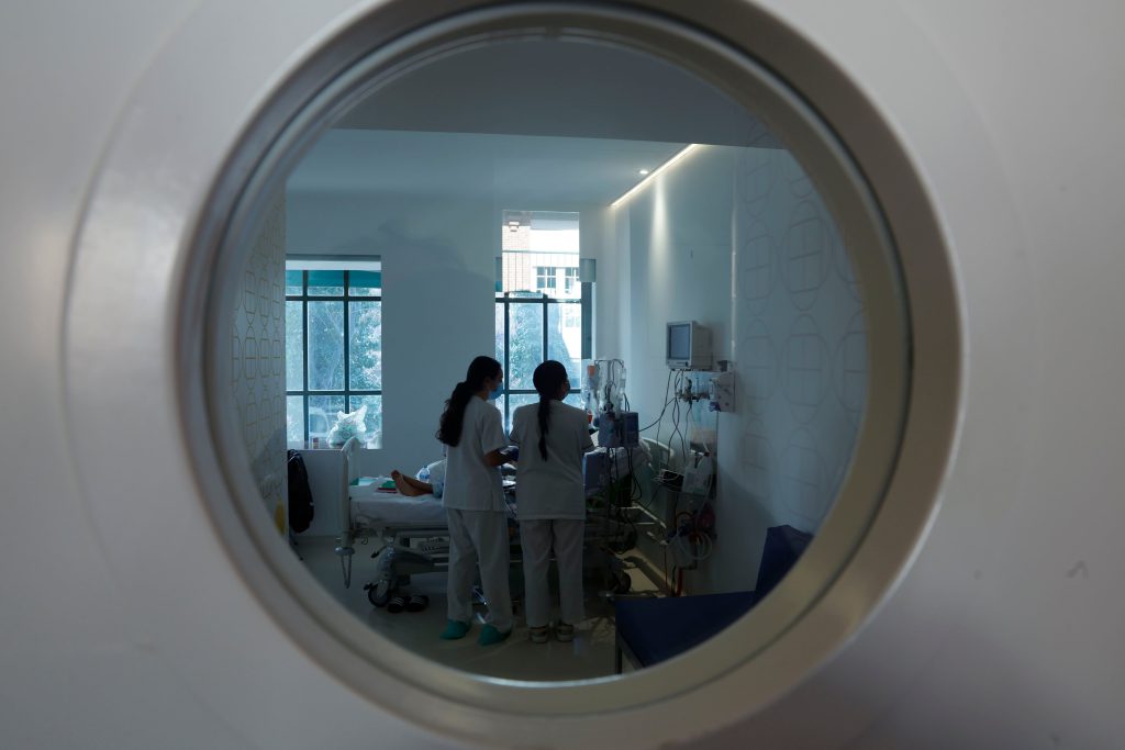 Il 50% delle infermiere denuncia molestie sessuali sul lavoro: un superiore ha cercato di baciarmi