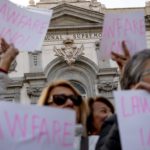 Centinaia di cittadini protestano davanti al Tribunale Supremo di Madrid contro la condanna del Procuratore Generale