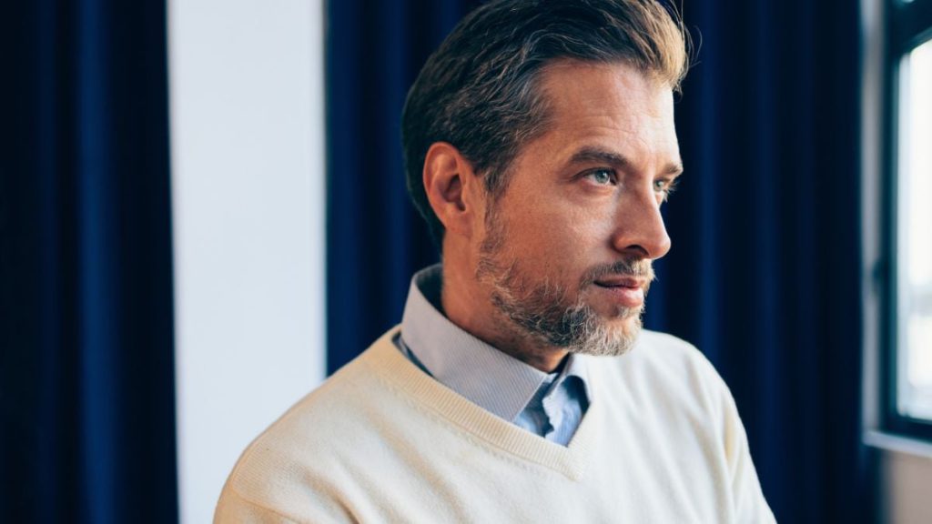 Maglia uomo in cotone a collo V: comfort, versatilità e 29.000 recensioni su Amazon