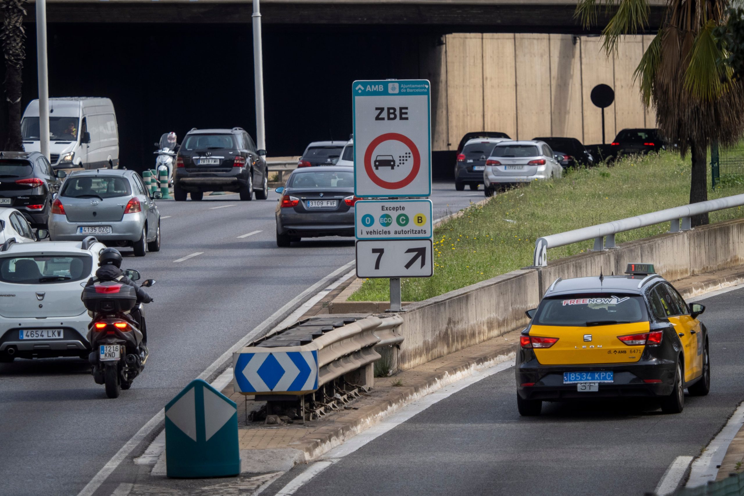 Cittadini di Barcellona, Madrid e Granada protestano contro le Zone a Basso Traffico