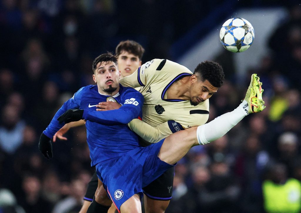 Chelsea vince a Stamford Bridge grazie a gol in propria porta e due gol annullati