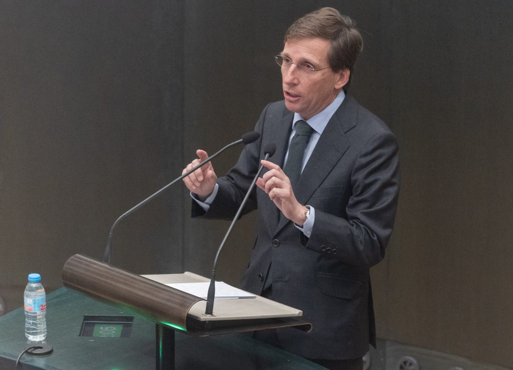 Almeida respinge accuse di violenza di genere e denuncia i “muri” della sinistra e di Vox